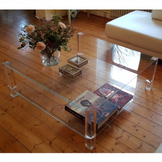 Glazen salontafel met plexiglas poten